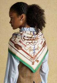 Siidist ruudukujuline sall, millel on ratsaspordi teemalised printimised pruuni, sinise ja rohelise värviga, rohelise serva ja tusside aktsentidega.