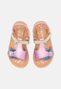 Sandales en cuir rose et bleu avec des sangles ajustables, des accents métalliques, un détail de boucle et un motif floral sur la semelle intérieure. Taille 24.