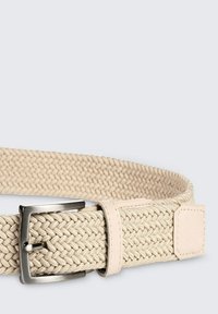 Beiger gewebter Gürtel mit einer strukturierten Stoffoberfläche, ausgestattet mit einer silbernen Metallschnalle und einem Lederakzent nahe der Schnalle.