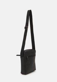 Pier One Skulderveske - black