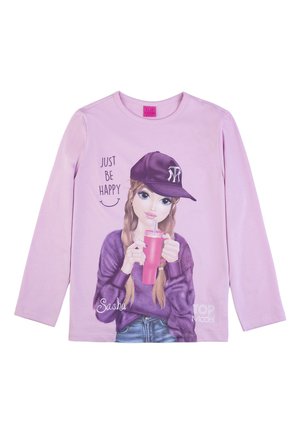 Hellblau-langes Shirt mit langen Ärmeln, das ein grafisches Motiv eines Mädchens in einer dunkelpurpurnen Mütze zeigt, das ein pinkes Getränk hält und von dem Text "SEI EINFACH GLÜCKLICH" umgeben ist.