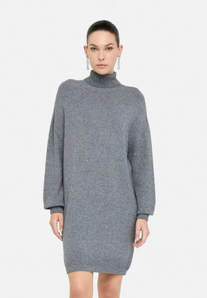 Abito di maglia grigio con collo alto, spalle scese e maniche lunghe. Presenta un orlo a costine e delle scintillanti particelle sparsi in tutto il tessuto.