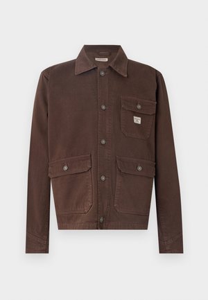 Chaqueta marrón de manga larga hecha de tejido duradero. Presenta un collar, cierre de botones y dos bolsillos en el pecho con solapas. Textura suave.