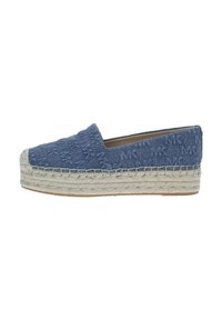 Alpargatas de denim de tipo slip-on con parte superior texturizada, media suela de yute natural y suela exterior de goma de color claro. Punta redondeada y forro suave.