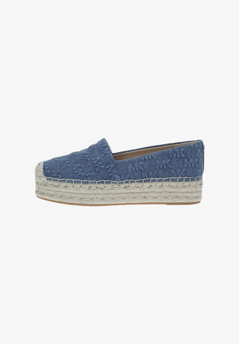 Espadrillas in denim con slip-on, upper testurizzato, suola intermedia in juta naturale e suola esterna in gomma chiara. Punta arrotondata e fodera liscia.