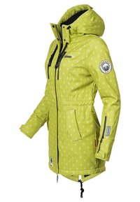 Zielona kurtka wodoodporna w wzory z kapturem, kieszeniami zapinanymi na zamek, regulowanym ściągaczem na dole oraz naszywką z logo na rękawie.