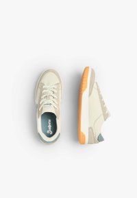 Beige Sneaker aus Mesh-Stoff, mit hellgrauen Wildlederakzenten, weißen Sohlen und orangefarbenen Gummisohlen. Mit Schnürsenkeln und strukturiertem Design.