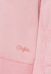 Roze sweatshirt van zachte stof met ribgebreide manchetten en zoom, voorzien van een geborduurd "Buffalo" logo in een contrasterende kleur.