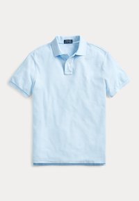 Polo de manga corta de color azul claro con cuello, dos botones y un pequeño logo bordado en el lado izquierdo del pecho.