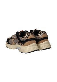 Leopardprint sportieve schoenen met een bovenwerk van mesh en suede, zwarte accenten en een beige zool, voorzien van veters en een gevoerde hiel.