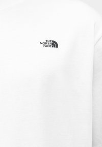 Λευκό φούτερ από βαμβακερό μείγμα με μικρό μαύρο κεντημέν ο λογότυπο της The North Face στο πάνω αριστερό μέρος του στήθους.