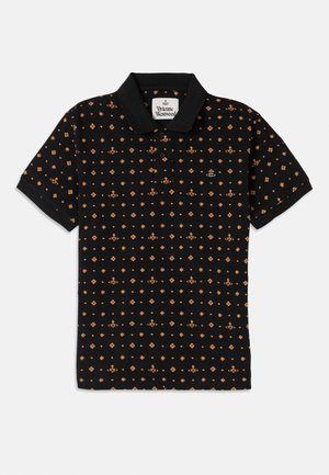 Schwarzes Poloshirt mit einem sich wiederholenden orangen geometrischen Muster. Das Material ist glatt mit einem klassischen Kragen und einer Knopfleiste mit drei Knöpfen.