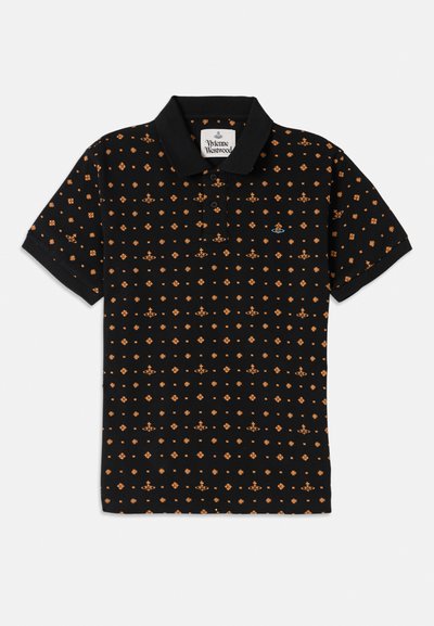 Polo noir avec un motif géométrique orange répétitif. Le matériau est lisse, avec un col classique et une patte de boutonnage à trois boutons.