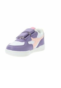 Sneaker viola e bianche con accenti rosa, materiale sintetico liscio, doppie fasce in velcro, profilo basso e suola in gomma testurizzata.