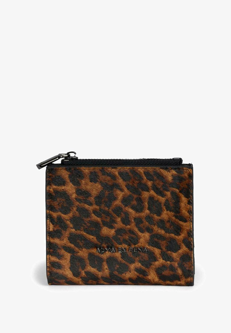 Portafoglio zip in stampa leopardata realizzato in materiale testurizzato. Presenta una zip nera e un'etichetta impressa con "ALMA EN PENA." Design compatto e quadrato.