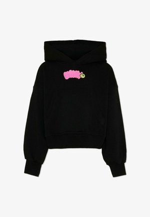 Felpa nera corta con tasca frontale, maniche a sbuffo, scritta rosa "BABY" e una piccola faccina gialla sorridente sul petto.