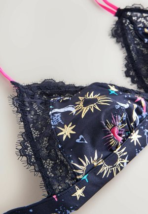 Černý krajkový bralet s barevnými nebeskými vzory, obsahující zlaté slunce, srdce a elastický růžový pás. Texturované krajkové okraje.