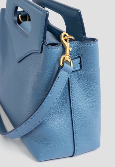 Blaue Lederhandtasche mit strukturierten Oberfläche, oberen Tragegriffen, abnehmbarem Schulterriemen und goldfarbenen Hardware-Akzenten. Verfügt über eine klare Form.