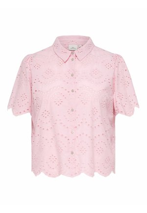 Lichtroze blouse met korte mouwen, oogjesborduursel, gegolfde randen, knoopsluiting aan de voorkant en klassieke kraag.
