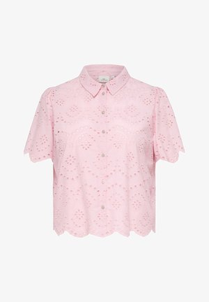 Lichtroze blouse met korte mouwen, oogjesborduursel, gegolfde randen, knoopsluiting aan de voorkant en klassieke kraag.