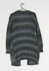 Maglione oversized a maglia aperta, lungo, con strisce verde scuro e grigie. Presenta polsini e orlo a costine con una vestibilità ampia e rilassata.