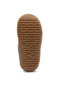 Suela de zapato de goma con un dibujo de banda, de color marrón y con un logotipo embosado. El diseño incluye surcos para proporcionar tracción.