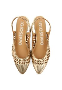 Zapatos slingback de tela dorada con punta afilada, que presentan un diseño abierto, un patrón texturizado y un forro interior suave.