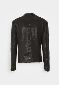 Svart lädermotorcykeljacka med en slät yta, kviltade axeldetaljer och dragkedjestängning vid ärmarna. Visas från baksidan.