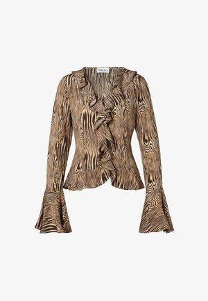 Blouse rayée marron et crème avec un col volanté et un devant froncé, des manches longues en cloche et une taille cintrée, fabriquée en tissu léger.