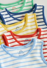 Quatre débardeurs pour bébé en coton, présentant des rayures verticales en vert, bleu, jaune et rouge avec des encolures côtelées contrastantes.