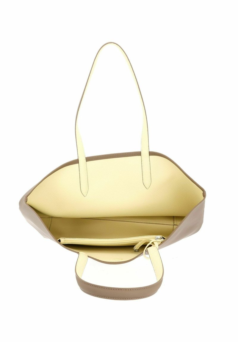 Borsa tote aperta in pelle beige e marrone chiaro con due manici e una tasca interna con zip visibile all'interno.