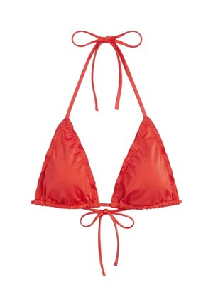 Top de bikini roșu în formă de triunghi, cu bretele subțiri care se leagă la gât și în spate, pe fundal alb.