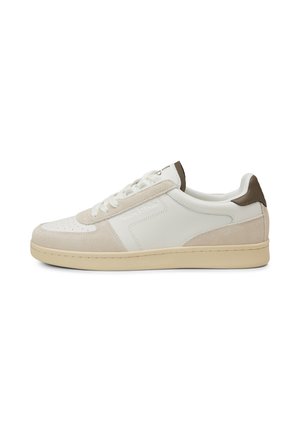 Niedriger Schnür-Sneaker aus weißem Leder und beigem Wildleder mit beiger Sohle und dunkelbraunem Fersenakzent, Seitenansicht.