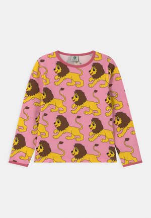 Kinderlangerärmliges pinkes Hemd mit Muster aus wiederholten gelben Löwen mit braunen Mähnen, die lächeln und nach rechts gehen.