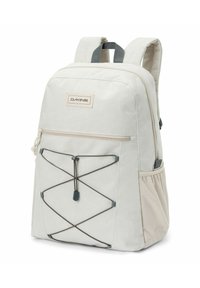 Zaino Dakine di colore beige chiaro con spallacci imbottiti, tasca anteriore con zip, dettaglio con corda bungee e tasca laterale in rete per ulteriore spazio di stoccaggio.