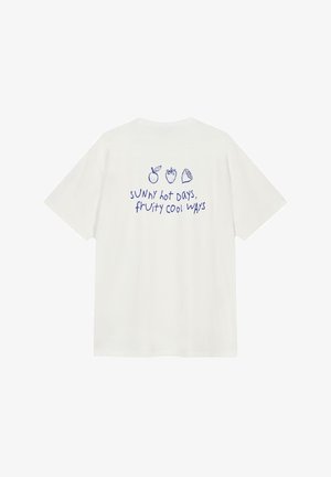 Bílá bavlněná tričko s krátkým rukávem, s modrými ilustracemi ovoce a textem "SLUNEČNÉ HORKÉ DNY, OVOCNÉ CHLAODNÉ ZPŮSOBY" na zadní straně.