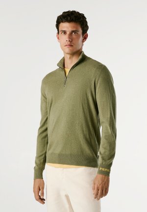 Olivgrüner, durchgehender Reißverschluss-Pullover mit langen Ärmeln und gerippten Bündchen. Weiche Textur, mit „PEPE“-Logo in Gelb am rechten Handgelenk.