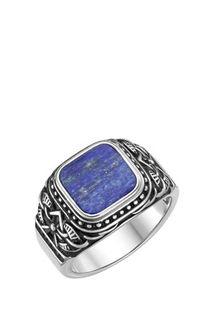 Silberner Herrenring mit filigranen gravierten Mustern und einem großen rechteckigen blauen Stein in der Mitte.