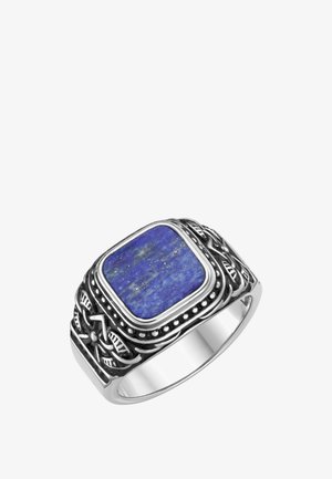Silberner Herrenring mit filigranen gravierten Mustern und einem großen rechteckigen blauen Stein in der Mitte.