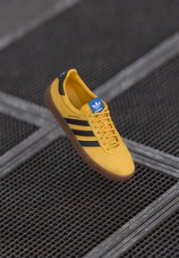 adidas Originals MONTREAL UNISEX - Sportbačiai - crew yellow/core black