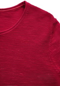 Rotes, geripptes Strickoberteil mit Rundhalsausschnitt. Die Textur ist glatt mit einem leicht glänzenden Finish. Keine sichtbaren Muster oder Akzente.