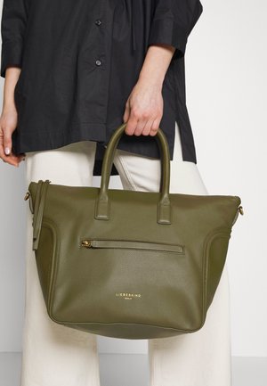 Zelená kožená kabelka se strukturovaným tvarem, dvoudílnými uchy, zapínáním na zip a přední kapsou. Disponuje zlatým kováním a vyraženým logem.