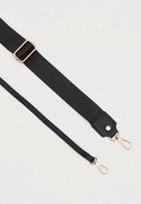 Czarny regulowany pasek wykonany z nylonu z gładkim skórzanym akcentem, z złotym metalowym okuciem i dwoma obrotowymi klipsami na końcach.