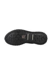 Suela de zapato de goma negra con una superficie texturizada, que presenta un patrón de tachado irregular para agarre y dos franjas blancas horizontales.