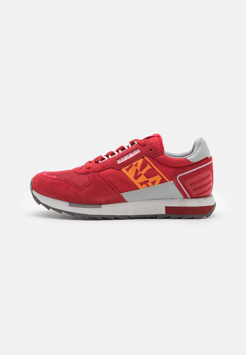 Scarpe rosse in suede con accenti in rete, presentano un copri tallone grigio, logo arancione e suola testurizzata, completate da lacci grigi.