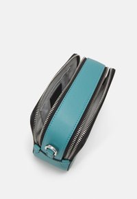 Karl Lagerfeld Jeans LOGO PATCH CAMERA - Rankinė per petį - brittany blue