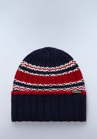 Cappello a maglia di colore blu navy con strisce rosse e bianche. Presenta un bordo a costine e un piccolo etichetta con il logo. Il materiale sembra spesso e texturizzato.