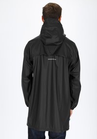 Schwarze wasserdichte Jacke mit Kapuze, langen Ärmeln und elastischen Bündchen. Mit einem Logo auf dem Rücken und geradem Schnitt.