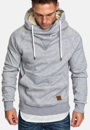 Grauer Kapuzenpullover mit großem Schalkragen, Zugbändern und einer Vordertasche. Verfügt über einen strukturierten Stoff und ein braunes Lederetikett am Saum.