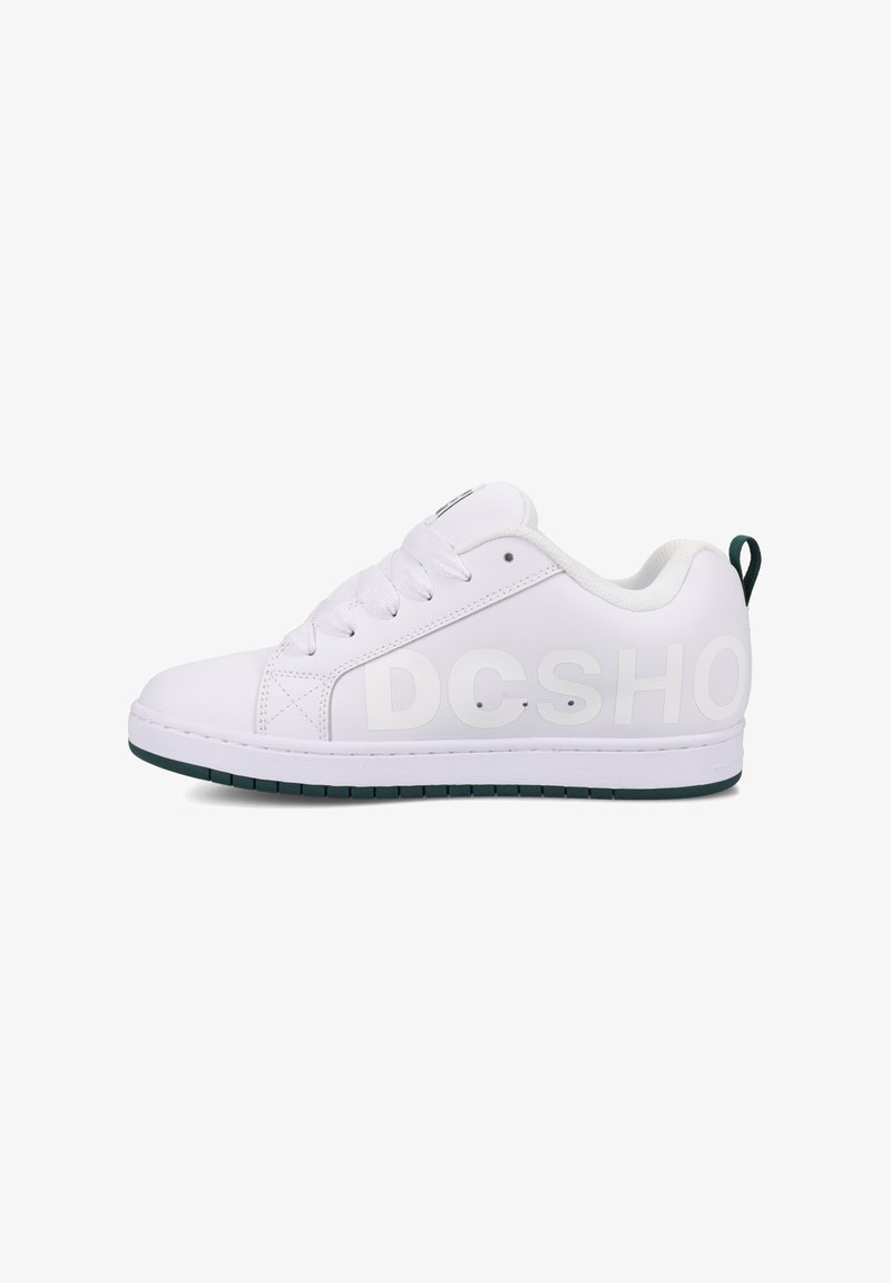 Valge sneaker sileda sünteetilise pealispinnaga, ümar varvas, paks kummitald ja suur "DCSHO" logo küljes. Omab nööride sulgemist ja kandmiskinnitust.